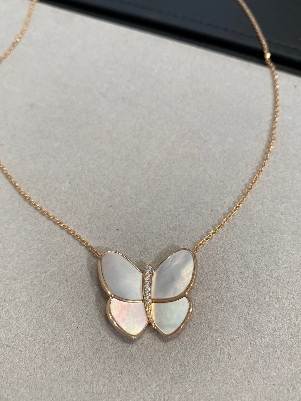 [Imperial] BUTTERFLY GOLD MOP DIAMOND NECKLACE