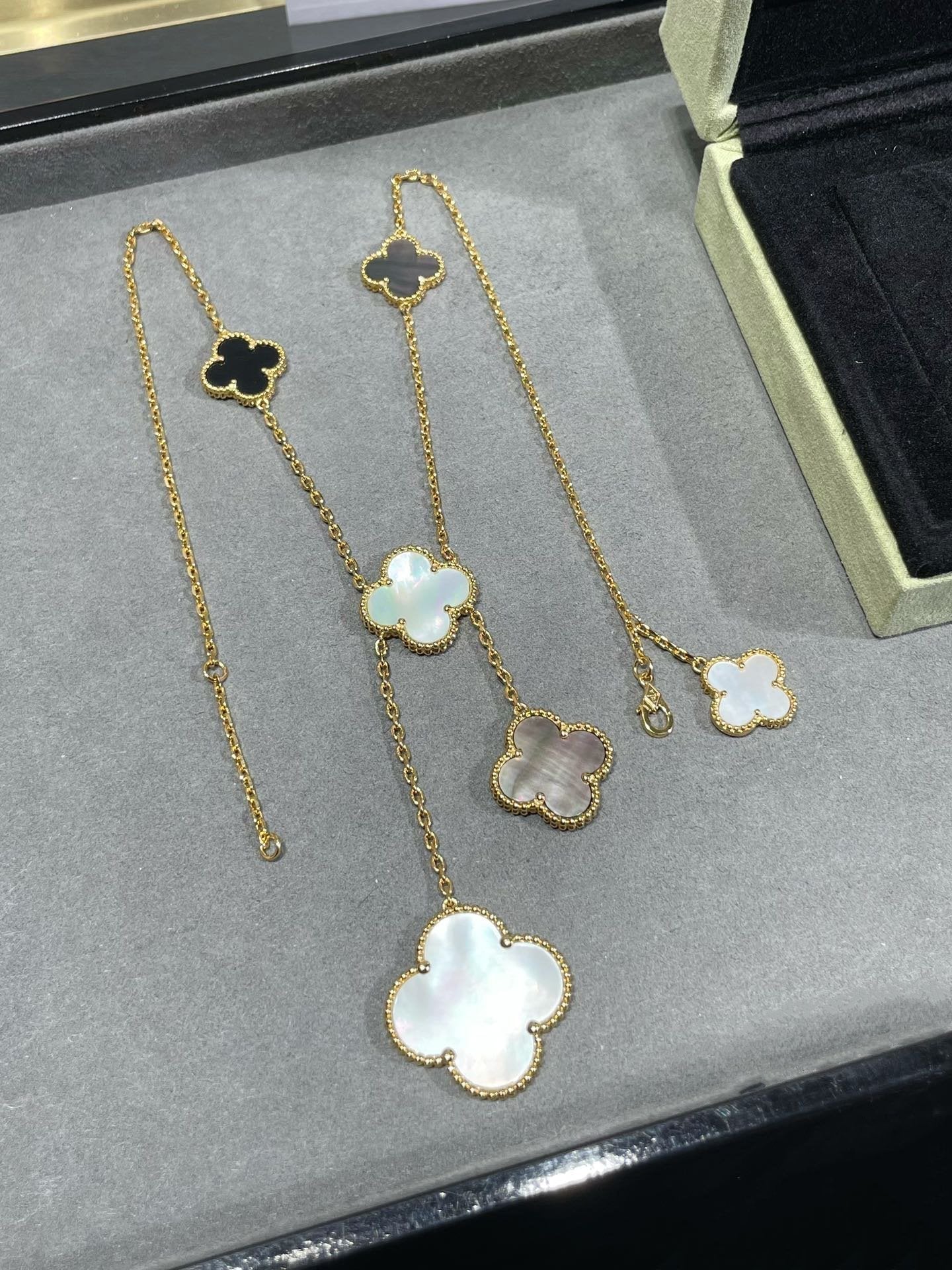 [Imperial] CLOVER 6 MOTIF MOP ONYX GOLD NECKLACE
