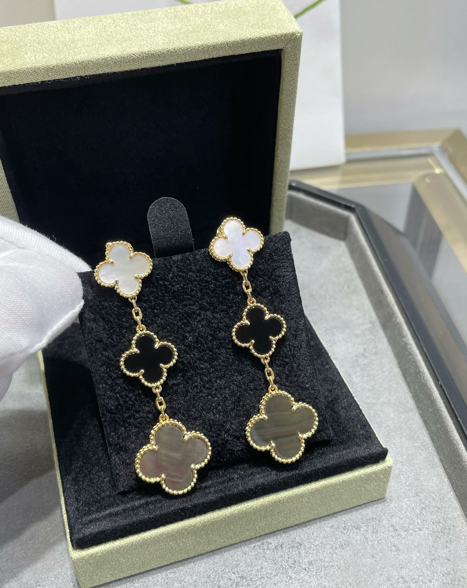 [Imperial] CLOVER 3 MOTIF MOP ONYX DARK MOP PINK GOLD EARRINGS