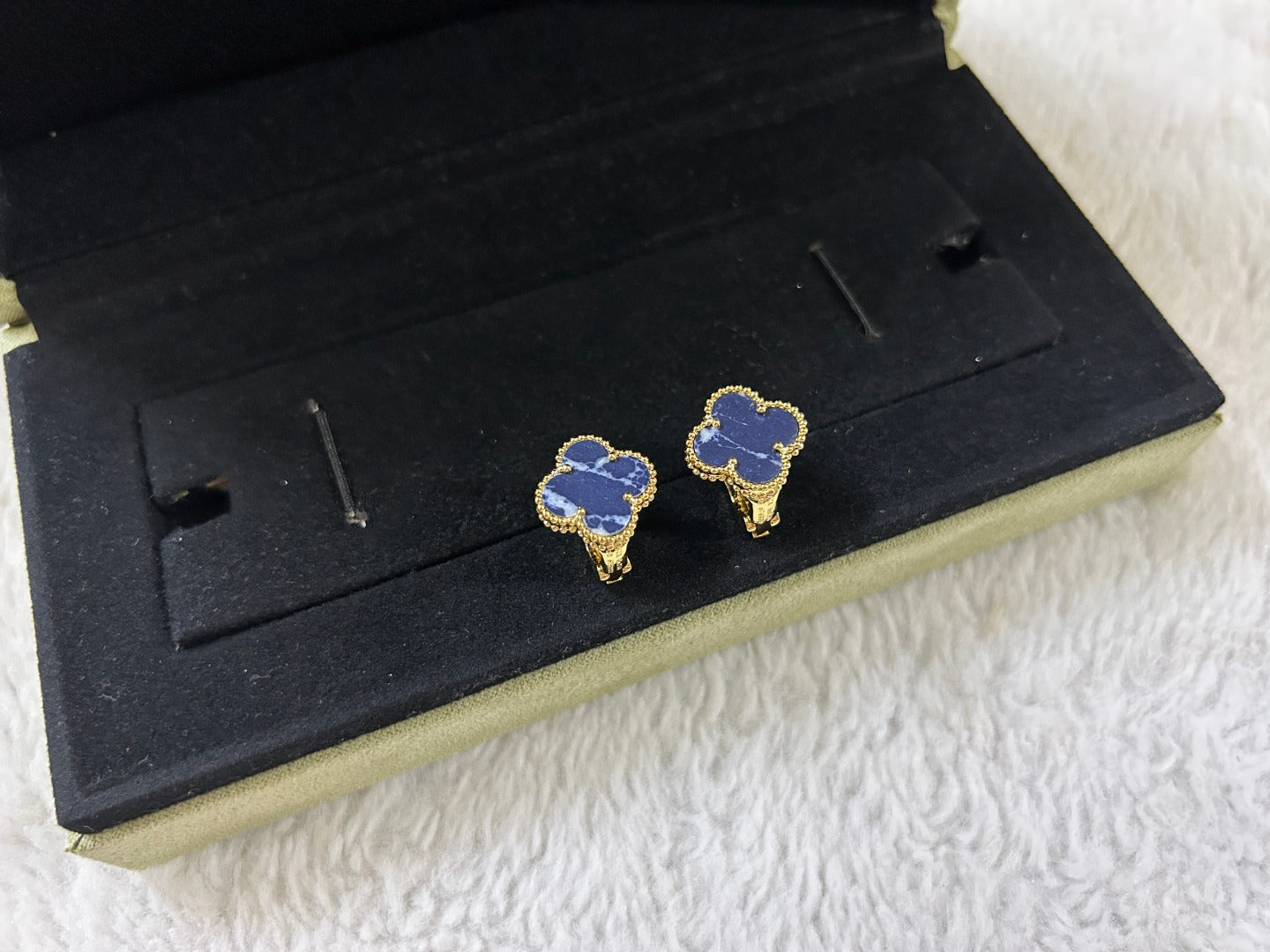 [Imperial] CLOVER PIETERSITE MEDIUM STUD EARRINGS